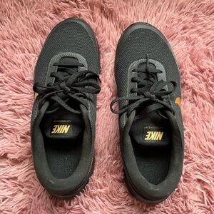 Women’s Nike Shoes Size 7.5 New Never Worn